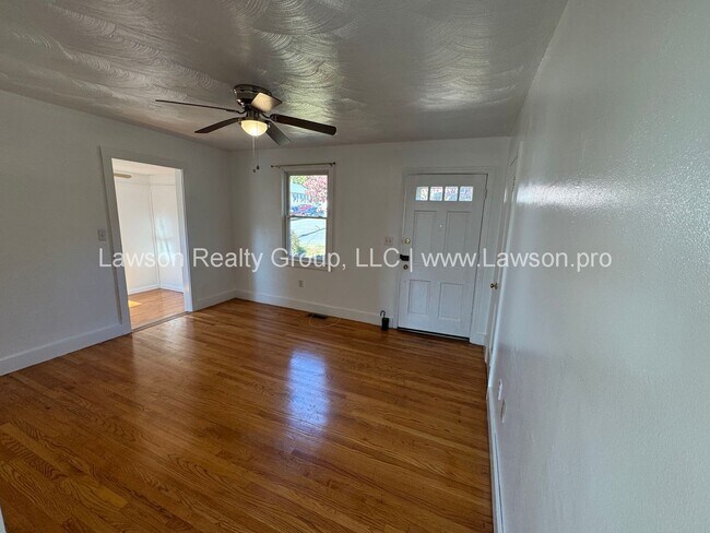 Foto del edificio - Charming Salem Cape Cod with Loft- Lawn Care Included