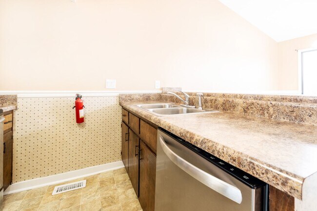 Foto del edificio - 2 bedroom, 2 bathroom lakeside Townhouse