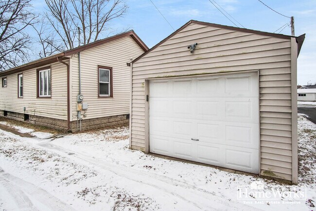 Building Photo - 1009 N Merrifield Ave