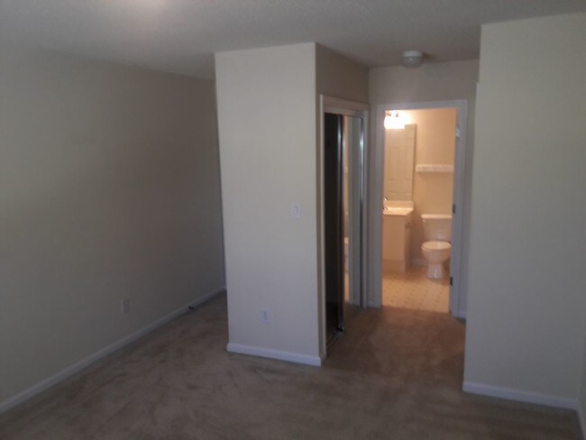 Building Photo - Spacious 2Bedroom/2Bath Townhouse