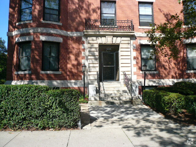 Building Photo - 1064 Beacon St