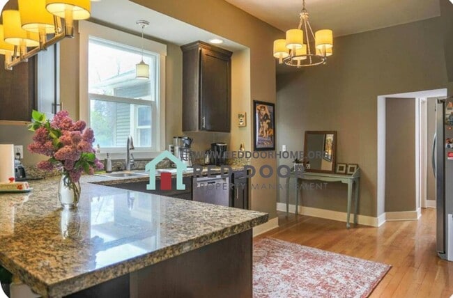 Foto del edificio - Spacious 5-Bedroom Home in the Heart of Gr...