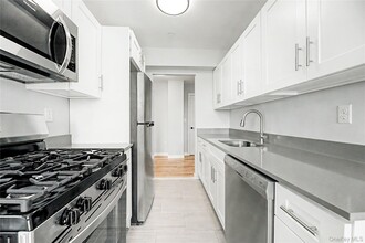 Building Photo - 671 Bronx River Rd