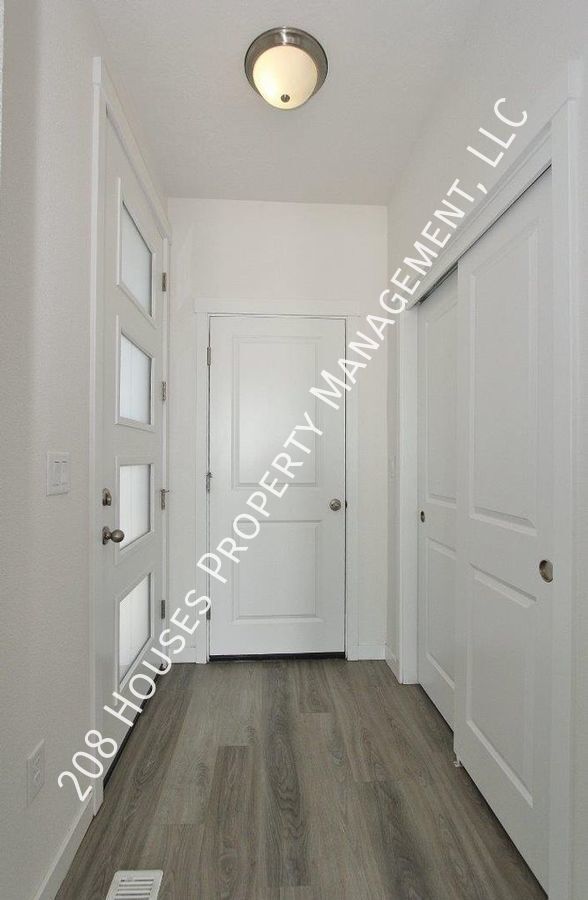 Building Photo - Modern townhouse in a Cozy Community. 50% ...