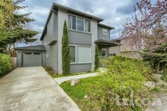 Building Photo - 5035 SE Knapp St