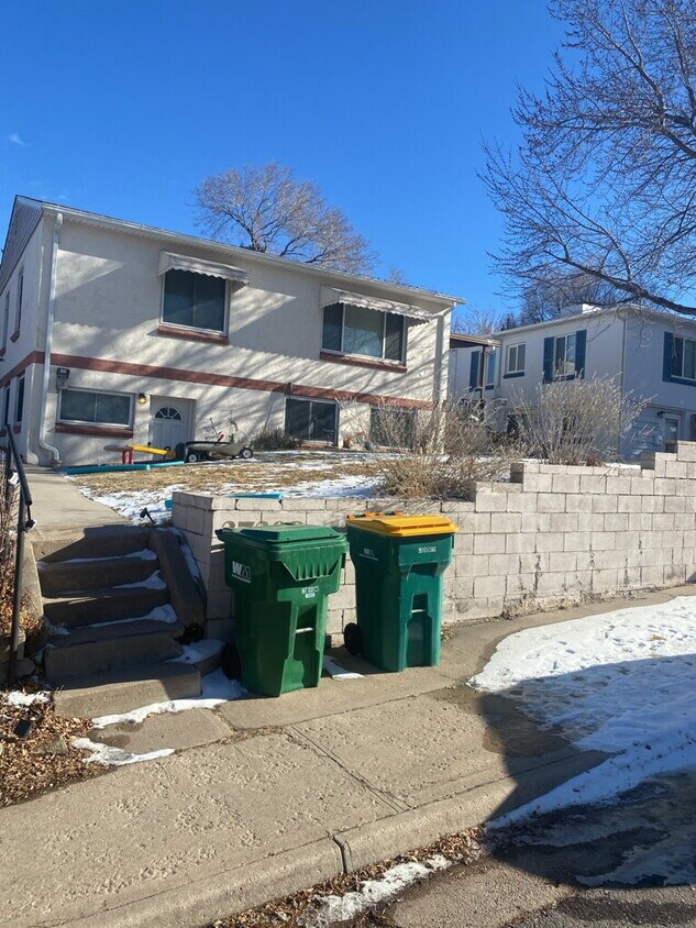 Foto del edificio - "Charming 2-Bed Duplex Retreat in Englewood – Cozy Living with 966 Sq Ft of Comfort!"