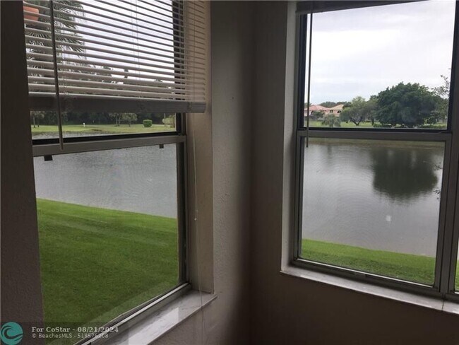 Foto del edificio - 3300 Pinewalk Dr N