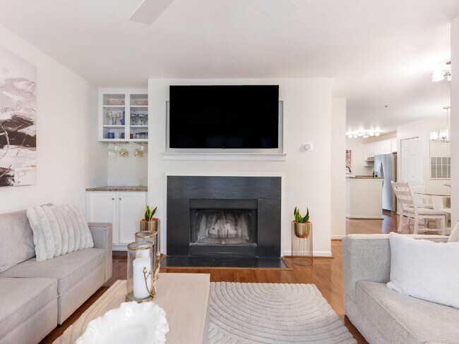 Foto del edificio - Charming Dilworth Condo in Olmsted Park – Walkable, Updated, Furnished Option Available. Pool Views!