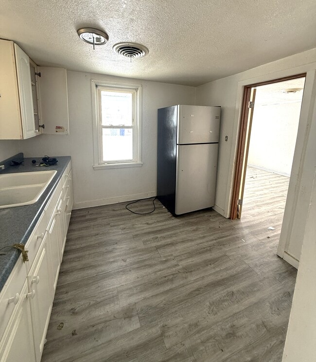 Building Photo - 1524 N Summit Ave