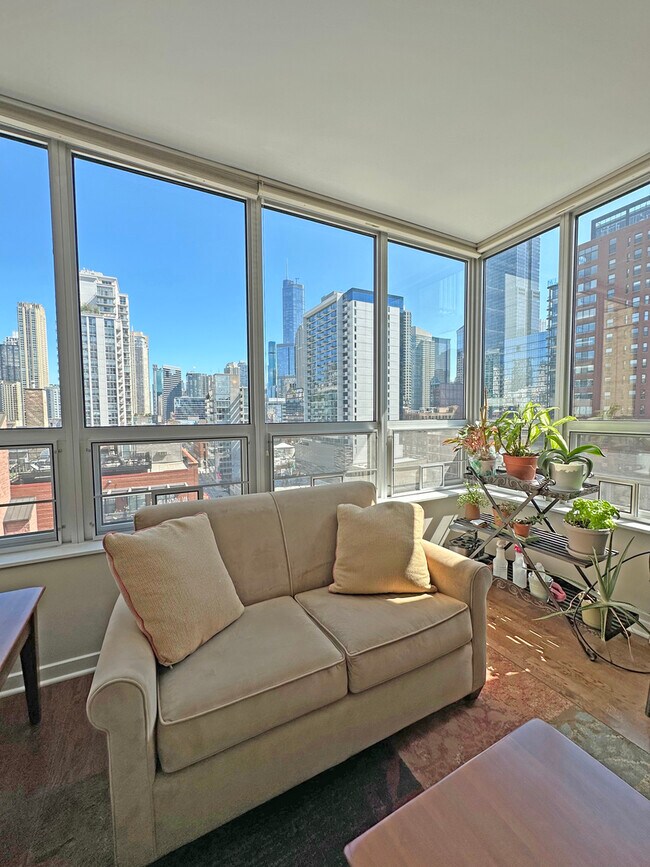 Foto del edificio - 330 W Grand Ave
