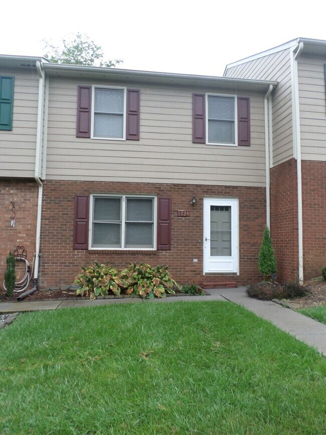 Building Photo - 3 Bedroom 2.5 Bath Townhouse