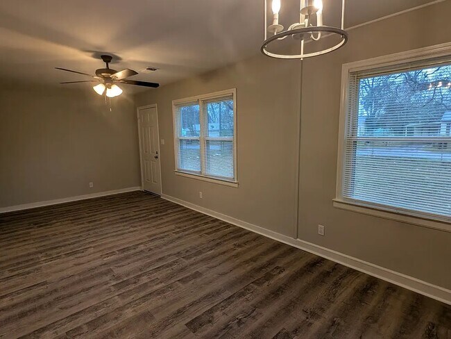 Building Photo - 210 Crescent Dr