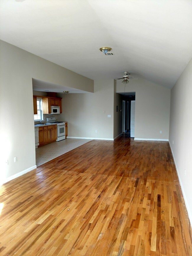 Building Photo - 312 Chapel Ave