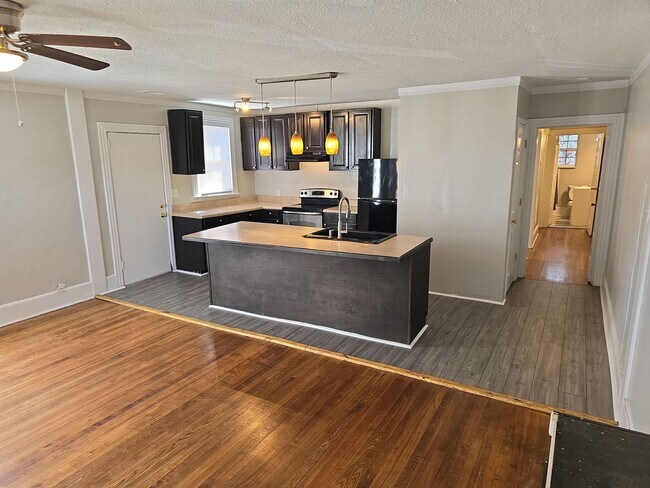 Foto del edificio - 2 Bedroom 1 bath duplex very close to Colu...