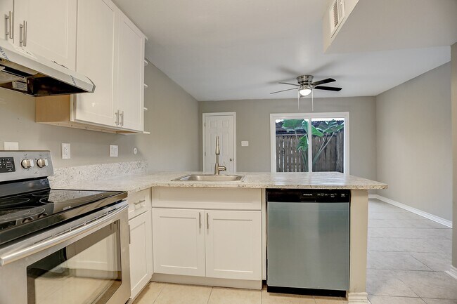 Building Photo - 10004 Westview Dr