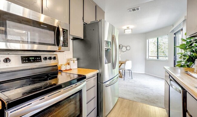 Foto del edificio - 5085 Valley Crest Dr