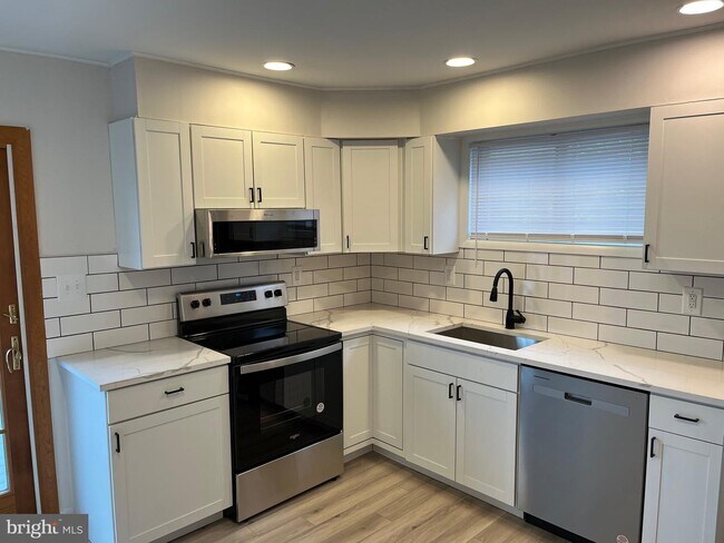 Building Photo - 151 N Fernwood Ave