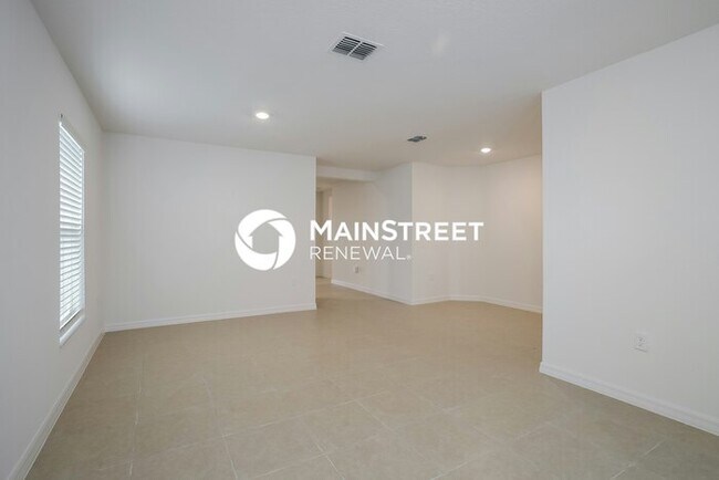 Foto del edificio - 4 Bedroom Pet-Friendly Home in Mascotte, F...