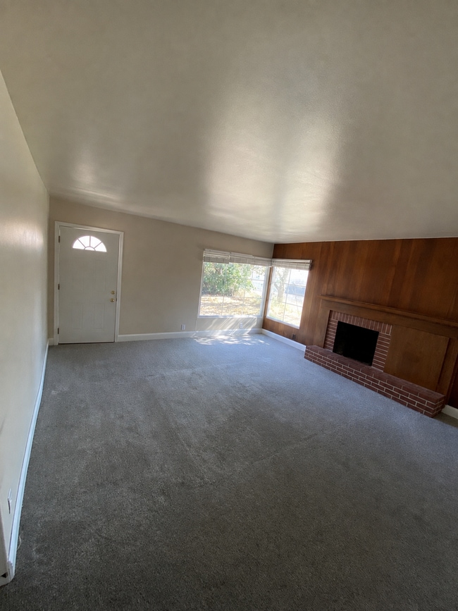 Building Photo - Charming Farmhouse on Tammany Creek Road