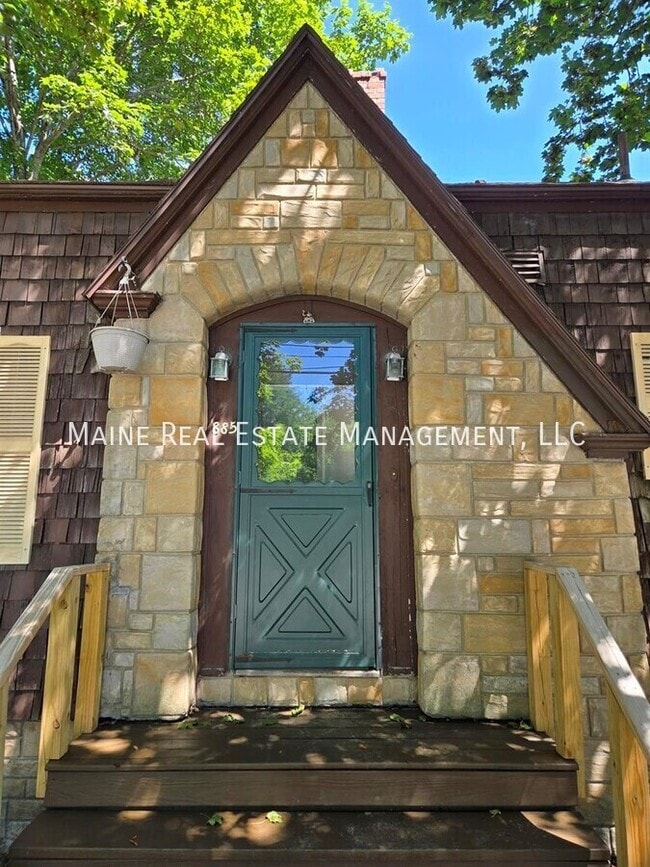 Building Photo - 885 Minot Ave