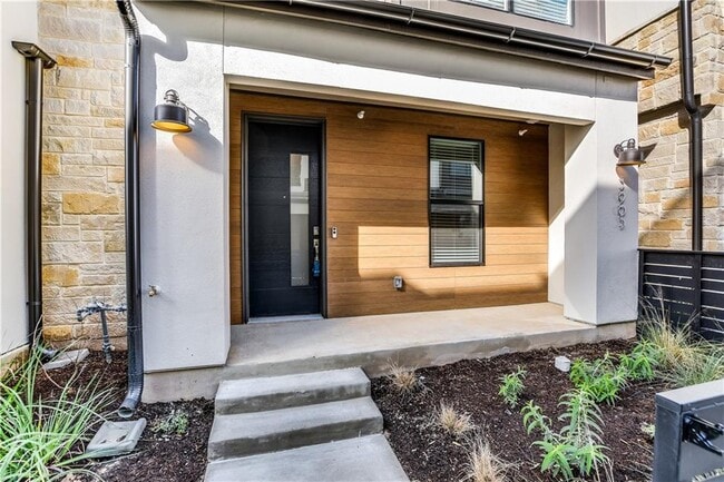 Building Photo - 3905 Vantage Dr