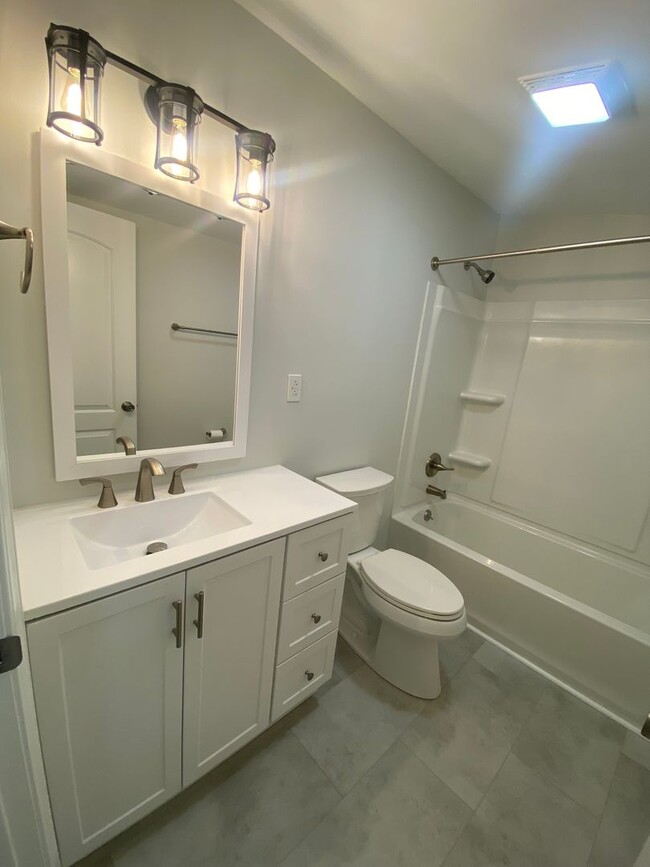 Building Photo - Fifeville/UVA Medical Center Area - 4BR/2BA