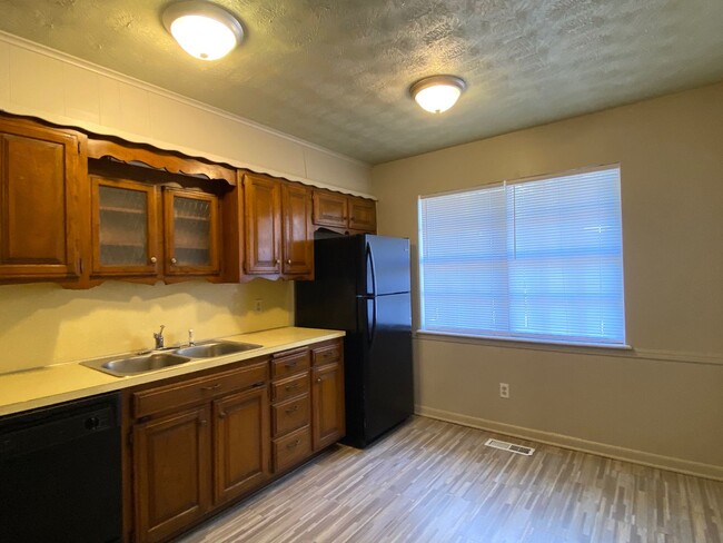 Building Photo - Cozy 2 bedroom 1 bathroom Duplex home in E...