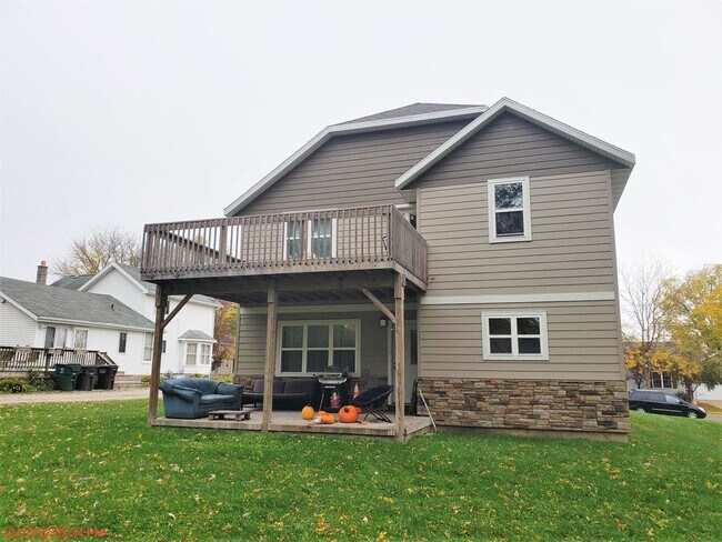 2 Balconies - 534 S Gault St