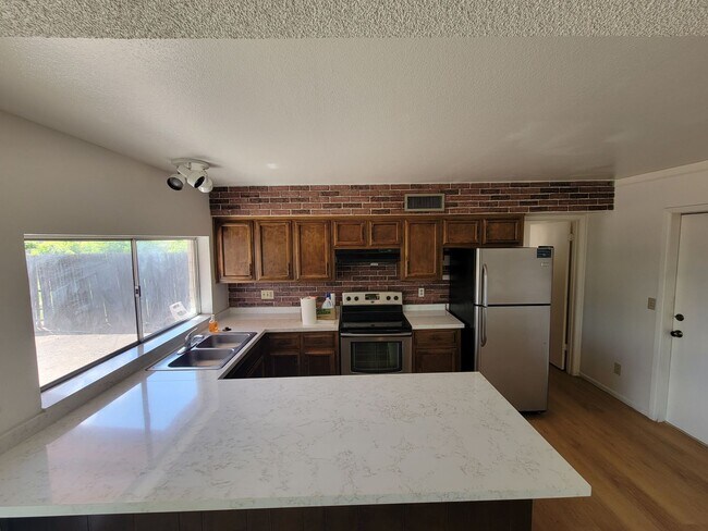 Building Photo - 4+ Bedroom, North Phoenix