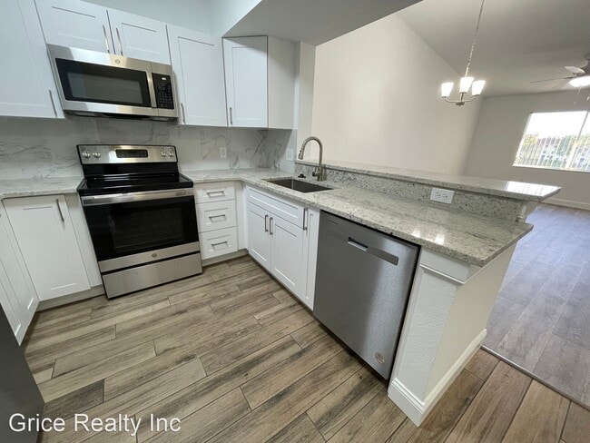 Building Photo - 2 br, 1 bath House - 8284 Key Royal Cir #1333