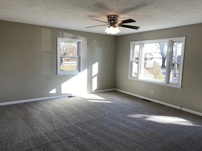 Foto del edificio - Charming Updated Home with Flexible Layout...