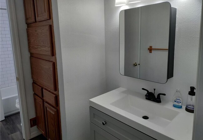 Foto del edificio - Updated 3-Bed, 1-Bath Rancher – Near Peter...
