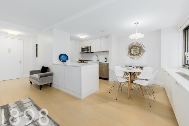 Building Photo - 135 W 96th St