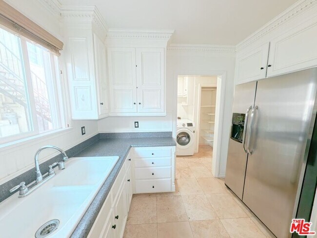 Foto del edificio - 442 Kelton Ave