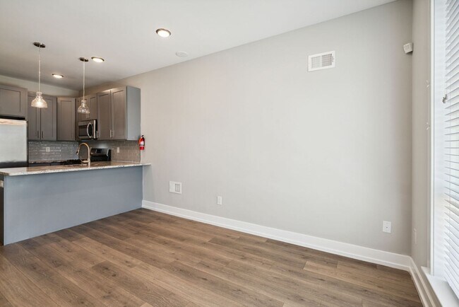 Foto del edificio - NEWLY CONSTRUCTED 3 bed/2 bath with Privat...