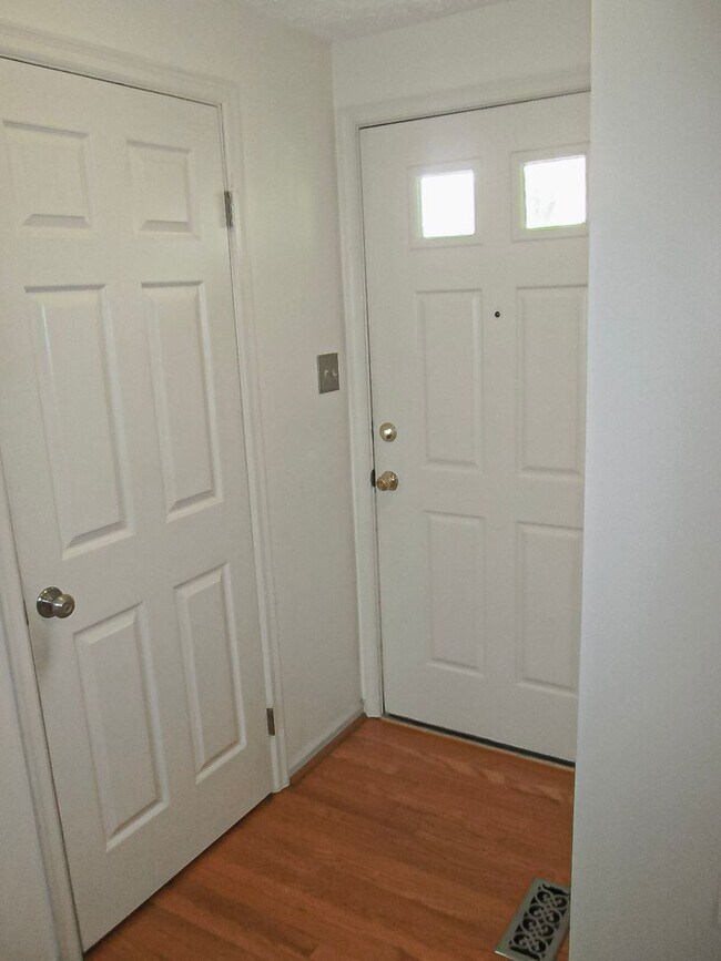 Building Photo - Lovely 2 Bedroom 2 Bathroom Townhome With ...