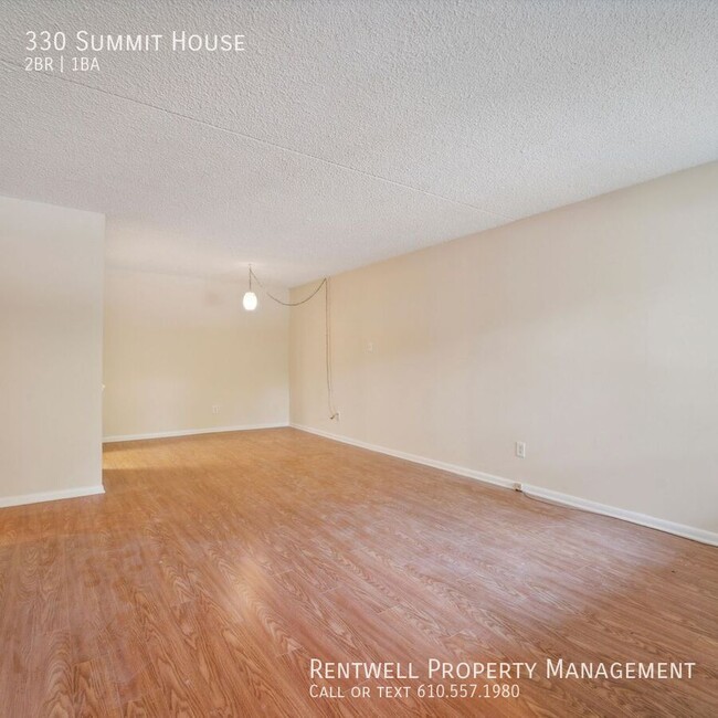 Building Photo - 2 Bed 1 Bath Summit House Condominium in W...