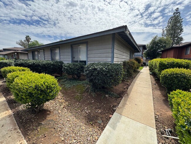 Building Photo - 3 bedroom - 1.5 bathroom single level