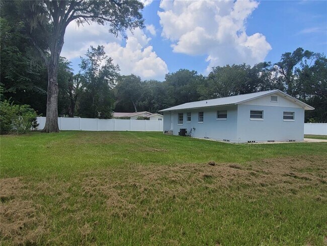 Foto del edificio - 2400 NE 57th Pl