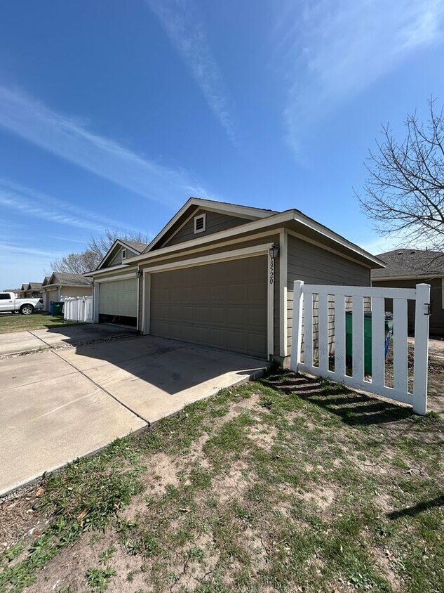 Primary Photo - Spacious 3-Bedroom Home in a Convenient Lo...