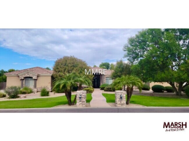 Foto del edificio - Resort style custom home with 6 bedrooms and private pool in Chandler!