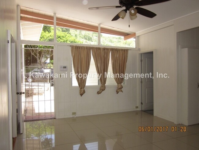 Building Photo - Clean, Conveniently Located, Hidden Gem, P...