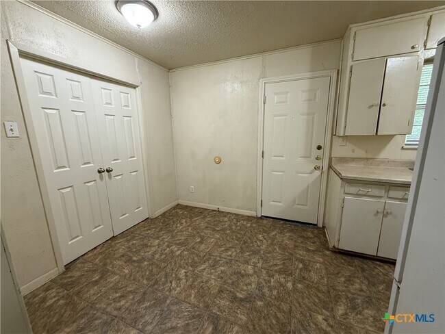Foto del edificio - 503 E Dean Ave