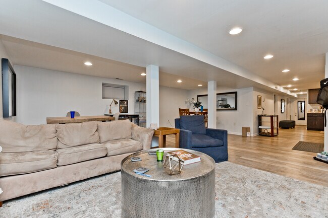 Foto del edificio - 900 W Newport Ave