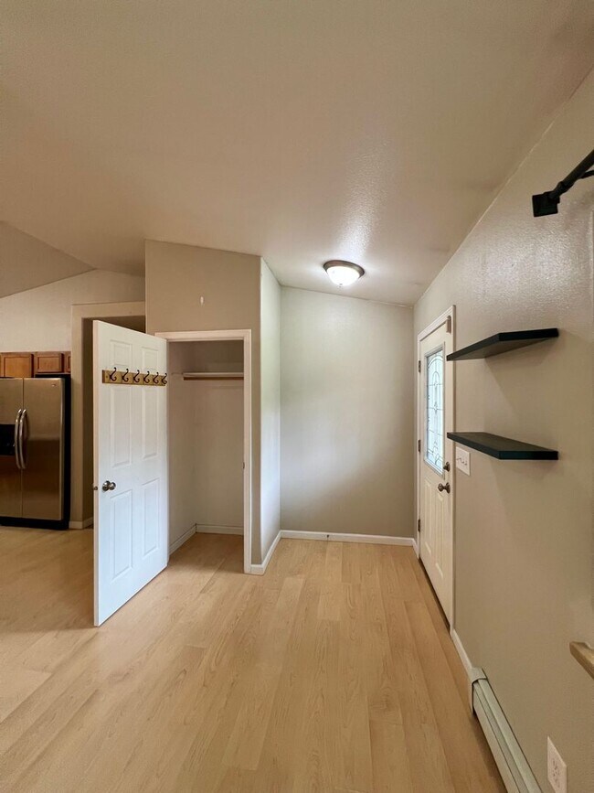 Foto del edificio - 3-Bedroom Home in North Pole / 2 Car Garag...