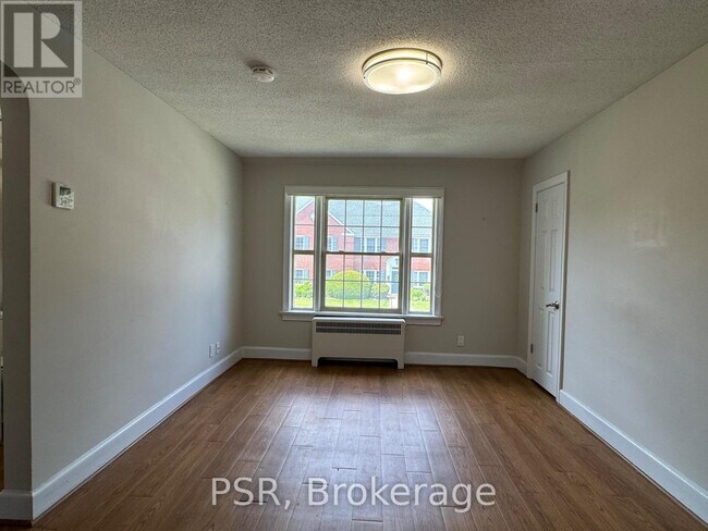 Photo du bâtiment - 5-25 Airdrie Rd