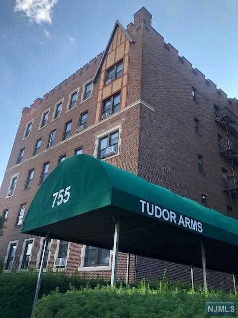 Primary Photo - 755 Anderson Ave