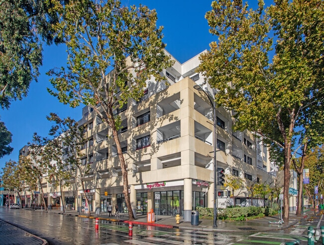 Building Photo - Colonnade