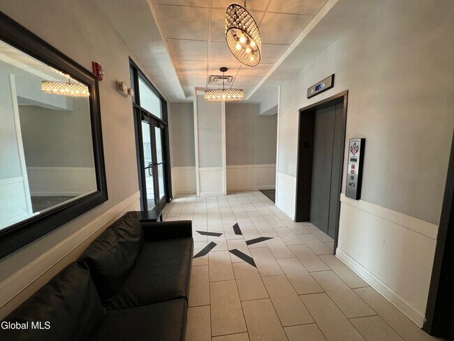 Foto del edificio - 733 Broadway