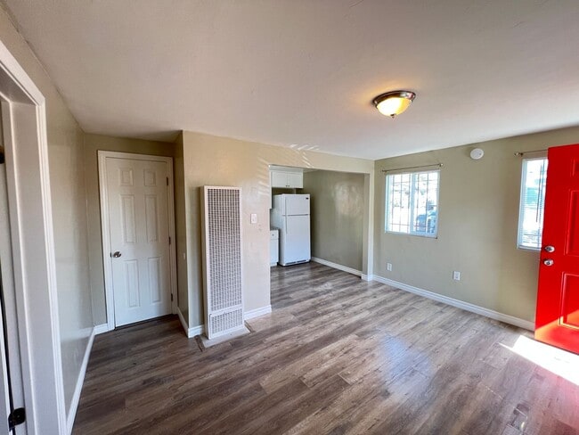 Building Photo - Updated 1 bedroom 1 bath downstairs apartm...
